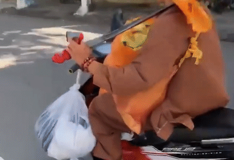 Video: Lạnh người sư thầy vác dao lái xe máy lạng lách gây nguy hiểm