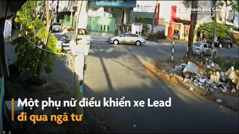 Video: Tông vào ô tô, "ninja lead" lộn nhào trên không đập mạnh xuống đất
