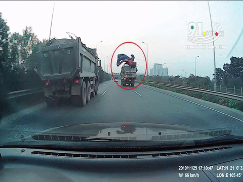 Video: Thót tim ô tô chạy tốc độ cao bị bạt trên xe tải rơi phủ kín đầu