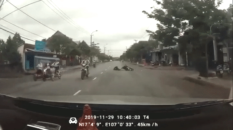 Video: Tài xế ô tô đánh lái xuất thần, cứu mạng thanh niên ngã vào đầu xe