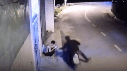 Video: Cướp táo tợn giật điện thoại ngay trong tay người đàn ông