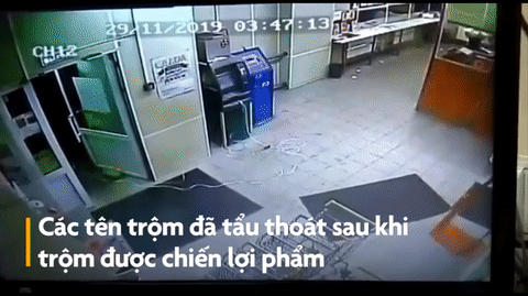 Video: Mang bom đi cướp tài sản, 2 thanh niên làm nổ ATM để trộm tiền