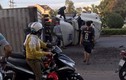 Video: Phá cửa giải cứu tài xế container lật ngang giữa đường