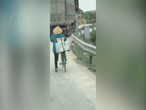 Video: Thót tim CSGT đu mình trên cửa xe tải không chấp hành hiệu lệnh
