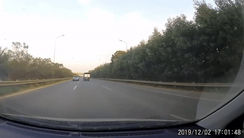 Video: Ngán ngẩm ô tô liều mạng chạy ngược chiều trên đại lộ Thăng Long
