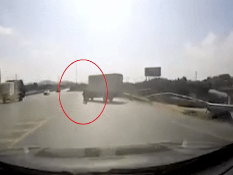 Video: Tông vào xe tải chuyển hướng “ẩu“, tài xế xe máy bị thương nặng