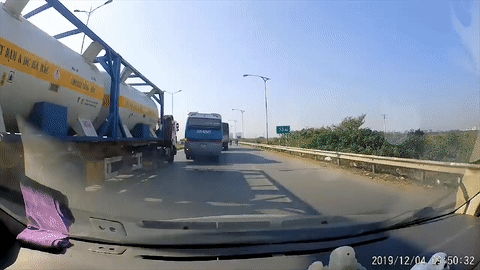 Video: Xe khách "tạt đầu" xe bồn bất chấp nguy hiểm gây phẫn nộ