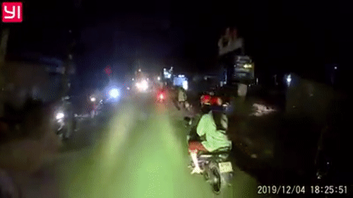 Video: Đôi nam nữ phóng xe máy giật dây chuyền trong tích tắc