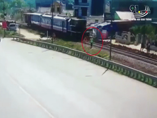 Video: Lao mình ra đường ray, người đàn ông câm điếc bị tàu hoả tông nguy kịch
