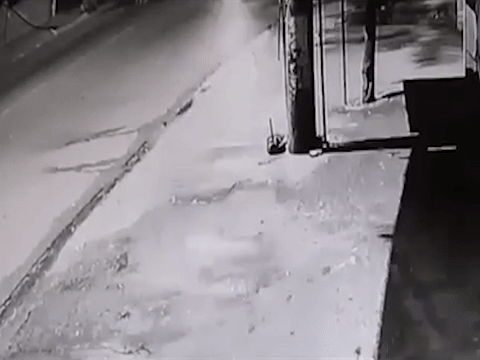 Video: Tài xế xe máy say rượu tông thẳng vào cột điện, 2 người nhập viện