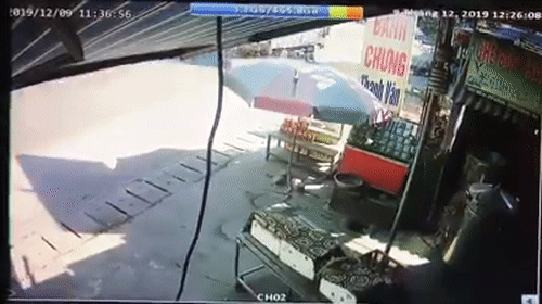 Video: Bị lốp sơ-cua văng xuống trúng người, 2 học sinh ngã ra đường