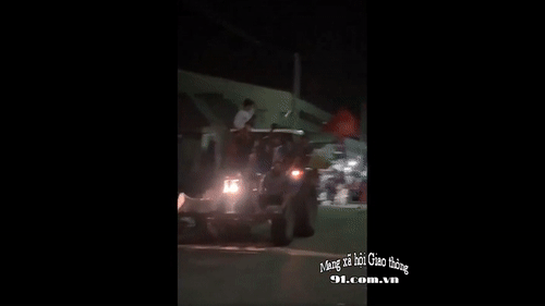 Video: Lật “máy cày đi bão” mừng U22 Việt Nam vô địch, 3 người thương vong