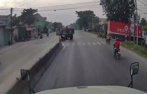 Video: Đánh lái tránh xe qua đường bất ngờ, xe tải lao lên dải phân cách