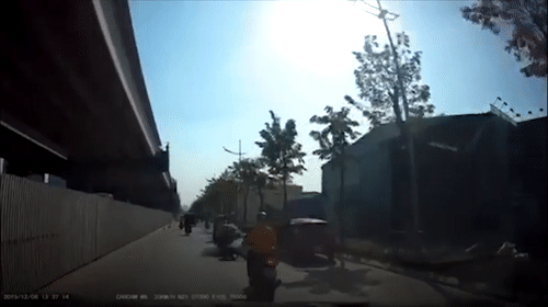 Video: Ôtô bất ngờ mở cửa giữa đường khiến loạt xe máy té ngã