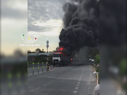 Video: Hàn xì khiến xốp trên thùng xe bắt lửa, ô tô tải bốc cháy dữ dội