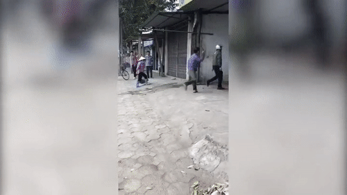 Video: Va chạm giao thông, 2 người đàn ông vác dao đuổi chém nhau