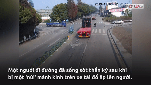 Video: Bị kính trên thùng xe container đổ lên, người phụ nữ thoát chết thần kỳ