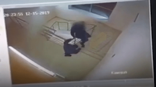 Video: Nam học sinh sống sót thần kỳ sau khi rơi từ cầu thang lầu 4