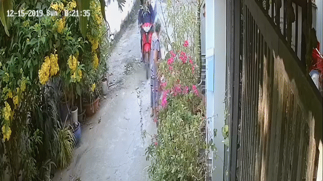 Video: Táo tợn giật dây chuyền giữa ban ngày, 2 tên cướp kéo cụ bà ngã ra đường