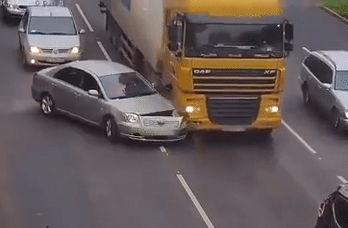 Video: Hoảng hồn ô tô con đâm vào xe tải khiến lốp xe nổ như bom