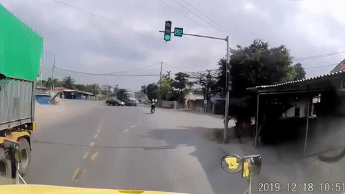Video: Tài xế container đánh lái xuất thần tránh xe con vượt ẩu trên đường