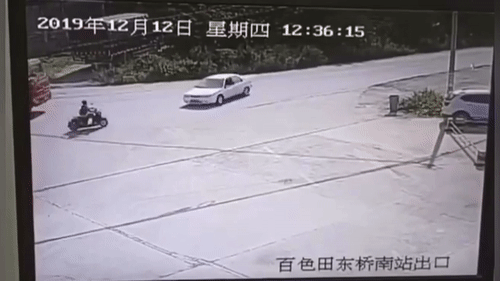 Video: Tông trực diện ô tô, tài xế xe máy văng lên nóc xe bất tỉnh