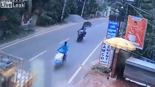 Video: Che ô khi đi xe máy, người phụ nữ ngã đập đầu xuống đất