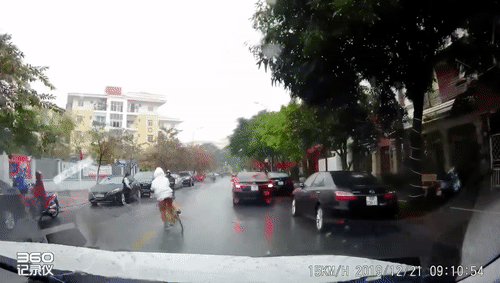 Video: Sang đường bất cẩn, cậu bé suýt gây tai nạn nghiêm trọng