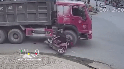 Video: Không tập trung lái xe, ninja lead suýt tử nạn dưới gầm xe ben