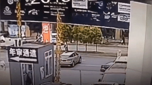 Video: Đạp nhầm chân ga, ô tô lao thẳng qua đường, đâm bay dải phân cách