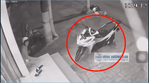 Video: Bất ngờ bỏ qua xe máy đắt tiền, tên trộm "thó" ngay "vật báu" trước cửa nhà