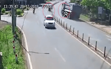 Video: Xe máy sang đường ẩu, ô tô tải lật khiến 2 người thương vong
