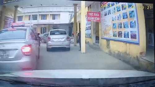 Video: Đạp nhầm chân ga, ô tô đâm 2 bà cháu nguy kịch trước cửa Sản Nhi