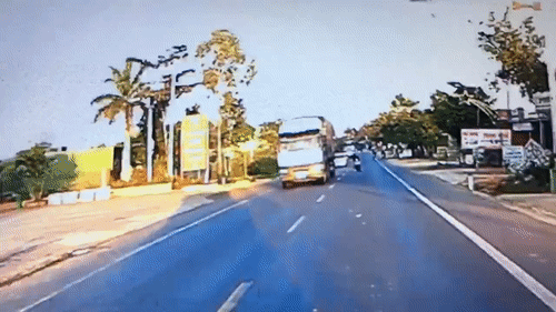 Video: Lạng lách vượt ẩu gây bức xúc, quái xế suýt đối đầu trực diện với ô tô