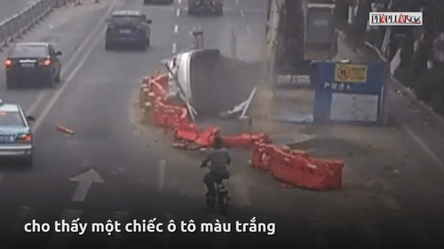 Video: Lái xe bất cẩn, xế sang đâm xuyên rào chắn, lao xuống hố công trình