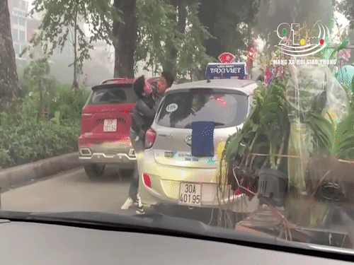 Video: Dừng xe giữa đường, 2 tài xế đánh nhau túi bụi gây ùn tắc nghiêm trọng