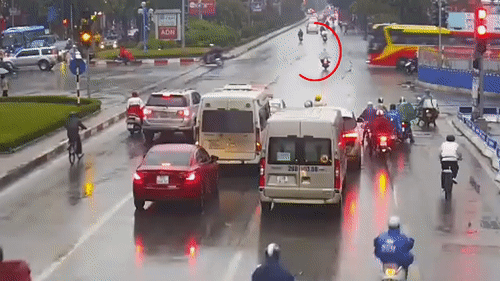 Video: Vượt đèn đỏ, xe máy bị buýt đâm trực diện khiến tài xế nguy kịch