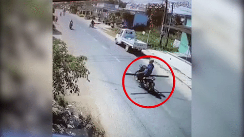 Video: Chở hàng cồng kềnh, tài xế xe máy gây tai nạn cho người đi đường