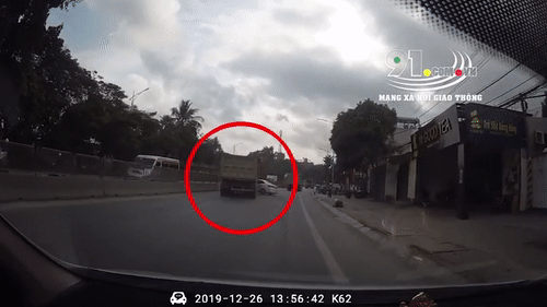 Video: Hoảng hồn khoảnh khắc xe ben đâm ô tô con xoay ngang trên quốc lộ