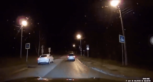 Video: Kẹt chân ga, xế sang tông móp xe khác vẫn chưa chịu dừng lại