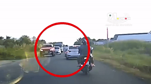 Video: Vượt ẩu ngã ra trước bánh ô tô tải, tài xế xe máy may mắn thoát chết