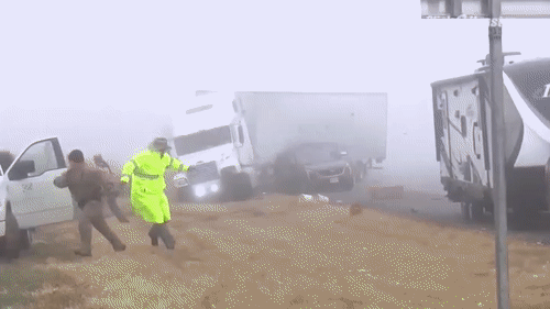 Video: Khoảnh khắc kinh hoàng container lao vào loạt xe trong sương mù