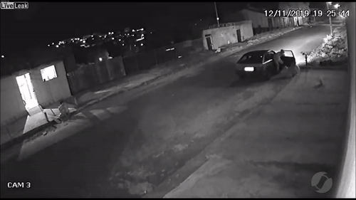 Video: Ngồi gọi điện thoại một mình giữa đêm tối, gái trẻ suýt bị bắt cóc