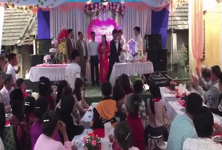 Video: Mời rượu bị bố vợ từ chối, chú rể "động thủ" phá nát đám cưới