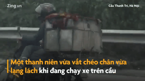 Video: Thanh niên chở hàng vắt chéo chân đánh võng trên cầu Thanh Trì