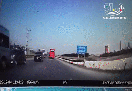 Video: Ô tô tải lấn làn tông xe hoa nát bét, cô dâu chú rể may mắn thoát chết