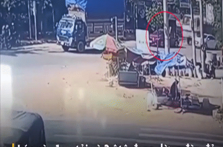 Video: Dừng đèn đỏ, ô tô con bị xe tải tông bẹp dúm