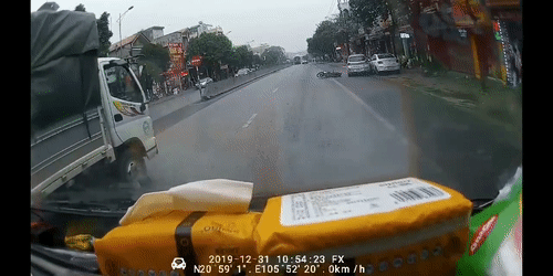 Video: Bị ô tô nhập làn ẩu cán qua người, tài xế xe máy nguy kịch