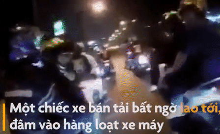 Video: Say giấc nồng khi lái xe, tài xế bán tải đâm loạt moto ngã ra đường