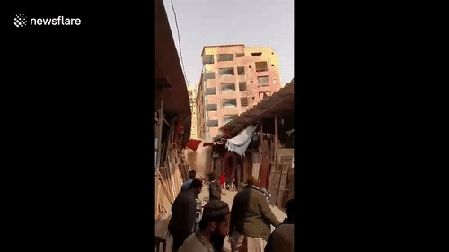 Video: Kinh hãi khoảnh khắc tòa nhà chung cư bất ngờ đổ sập